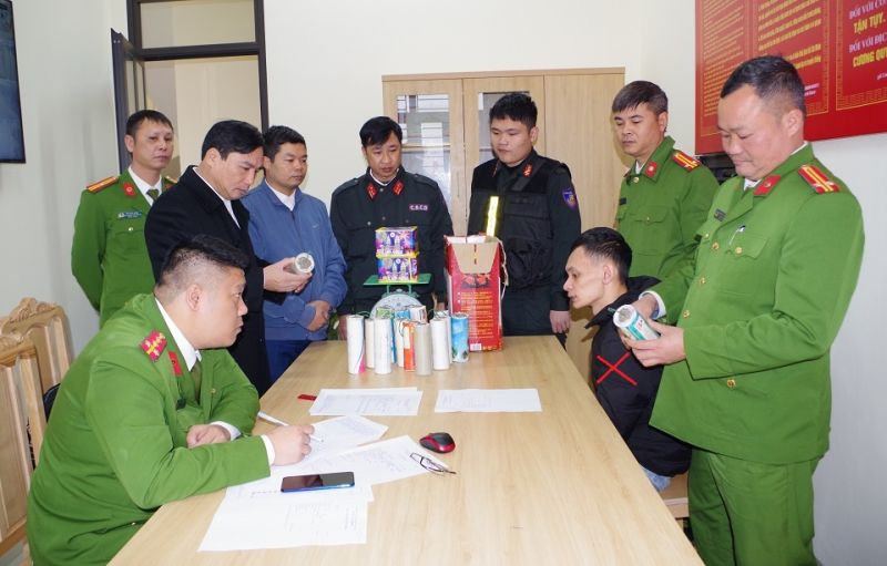 Thuê taxi để giao pháo nổ cho khách