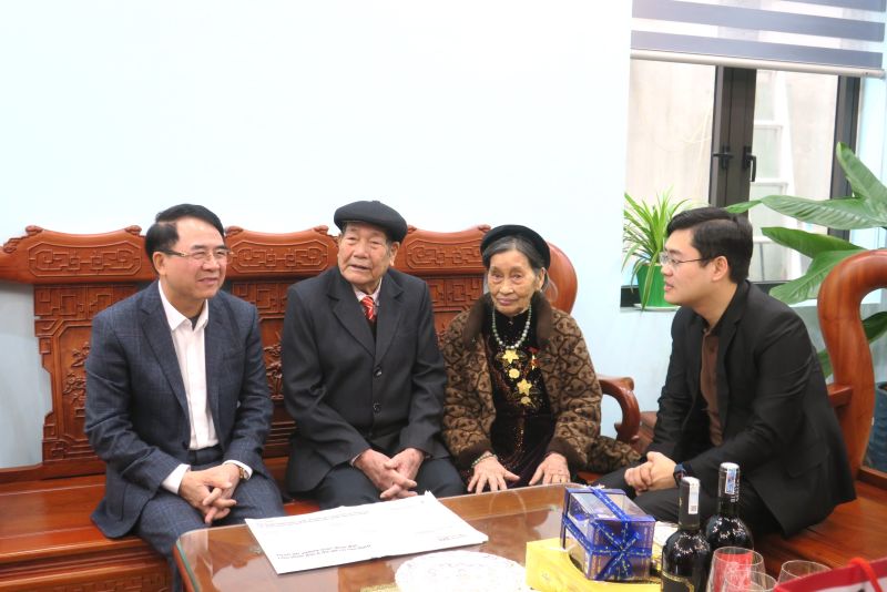 Lãnh đạo thành phố Hải Phòng thăm hỏi sức khỏe ông Phạm Văn Thức.