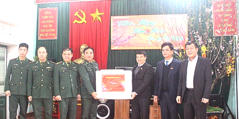 Đại diện đoàn công tác trao quà cho đại diện Đồn Biên phòng Bảo Lâm, huyện Cao Lộc