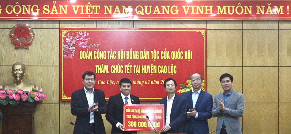 Đồng chí Y Thanh Hà Niê K’đăm – Ủy viên Trung ương Đảng, Chủ tịch Hội đồng Dân tộc của Quốc hội trao tặng biểu trưng 300 suất quà tết cho lãnh đạo UBND huyện Cao Lộc