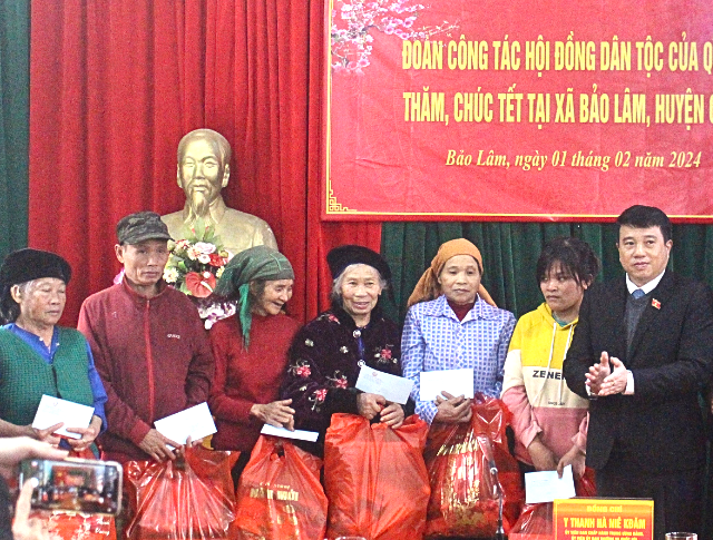 Đồng chí Y Thanh Hà Niê K’đăm, Ủy viên Trung ương Đảng, Chủ tịch Hội đồng Dân tộc của Quốc hội trao quà cho các hộ gia đình tại xã Bảo Lâm, huyện Cao Lộc