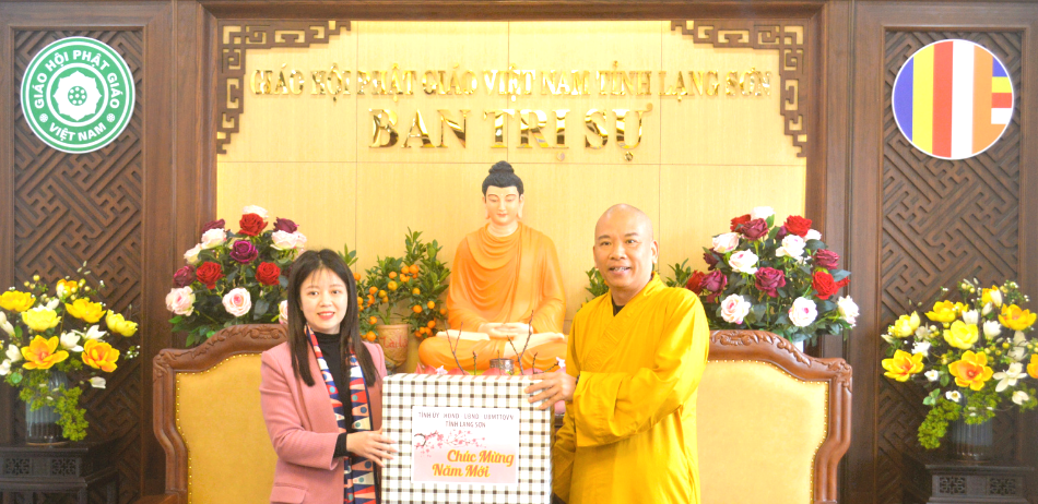 Thừa ủy quyền của lãnh đạo tỉnh, đồng chí lãnh đạo Sở Nội vụ tặng quà Ban Trị sự Giáo hội Phật giáo Việt Nam tỉnh