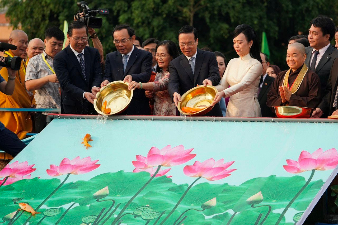 Chủ tịch nước Võ Văn Thưởng và phu nhân cùng các đồng chí lãnh đạo thành phố Hồ Chí Minh Nguyễn Văn Nên thực hiện nghi thức thả cá chép truyền thống đúng ngày ông Công, ông Táo.