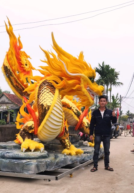 Nghệ nhân Đinh Văn Tâm (tỉnh Quảng Trị) bên tác phẩm rồng Giáp Thìn 2024 tại TP. biển Đà Nẵng