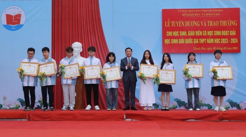 Bí thư Tỉnh ủy Đỗ Trọng Hưng trao Bằng khen của Chủ tịch UBND tỉnh và tặng hoa cho HS đoạt giải Nhất kỳ thi học sinh giỏi Quốc gia THPT năm học 2023-2024.