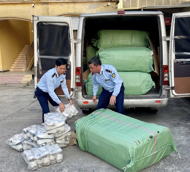 Thu giữ gần 1.000 đôi giầy giả mạo nhãn hiệu tại Hải Dương