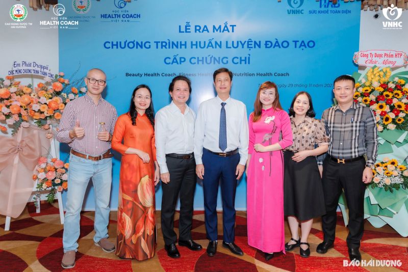 Lãnh đạo Trường Cao đẳng Dược Trung ương Hải Dương và Học viện Health coach Việt Nam tại lễ ra mắt chương trình ký kết hợp tác.