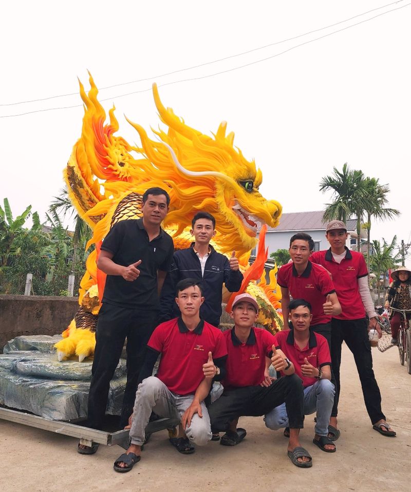 Nghệ nhân Đinh văn Tâm và nhón thực hiện linh vật rồng tại TP. biển Đà Nẵng