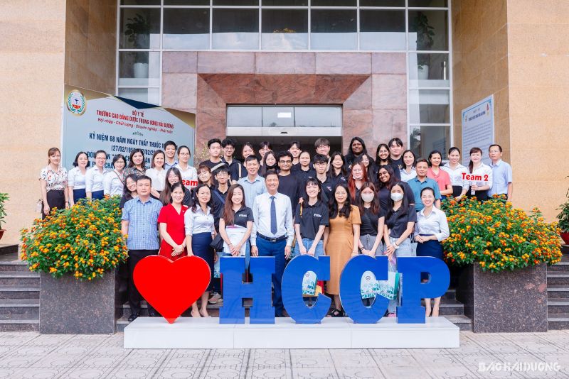 Đoàn cán bộ, giảng viên và sinh viên Trường Republic Polytecnic (Singapore) tham quan, làm việc tại Trường Cao đẳng Dược Trung ương Hải Dương.