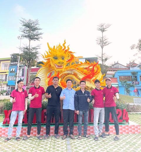 Lãnh đạo UBND phường Nam Dương phấn khởi với thần sắc của Linh vật rồng Giáp Thìn 2024 cùng nghệ nhân Đinh Văn Tâm và nhóm thực hiện