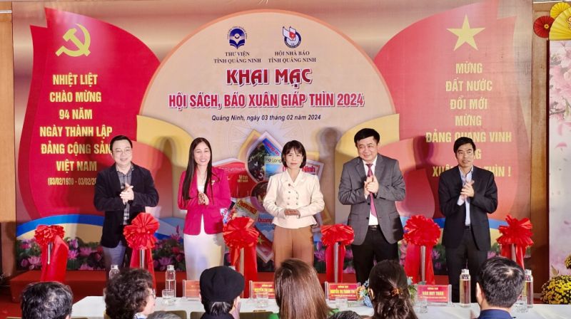 Các đại biểu cắt băng khai mạc Hội sách, báo Xuân Giáp Thìn 2024.