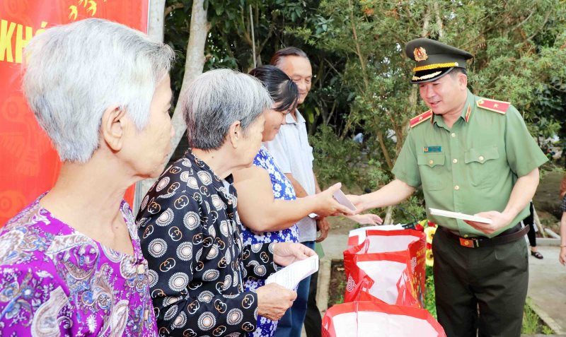 Thiếu tướng Đinh Văn Nơi chúc Tết, tặng quà gia đình chính sách tại thành phố Cần Thơ.