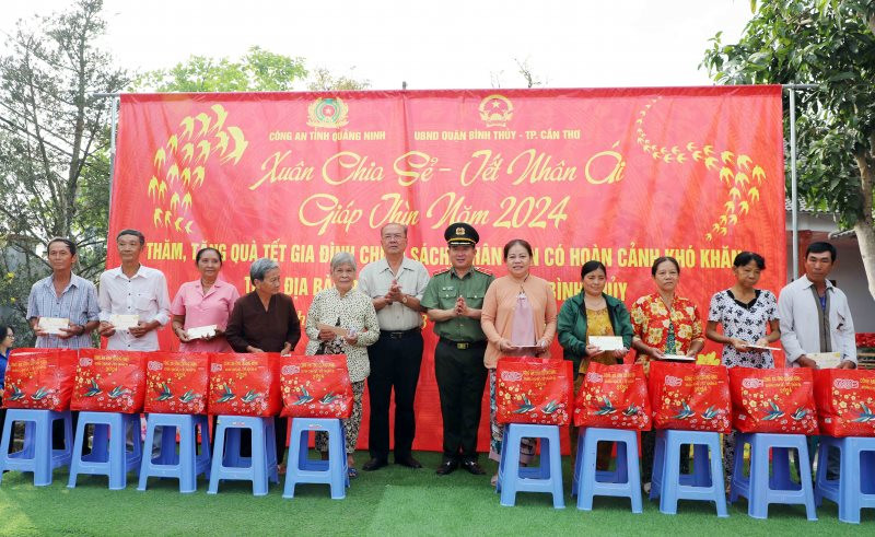 Giám đốc Công an tỉnh Quảng Ninh cùng ông Lê Hùng Dũng, nguyên Chủ tịch UBND TP. Cần Thơ tặng quà các hộ dân có hoàn cảnh khó khăn.