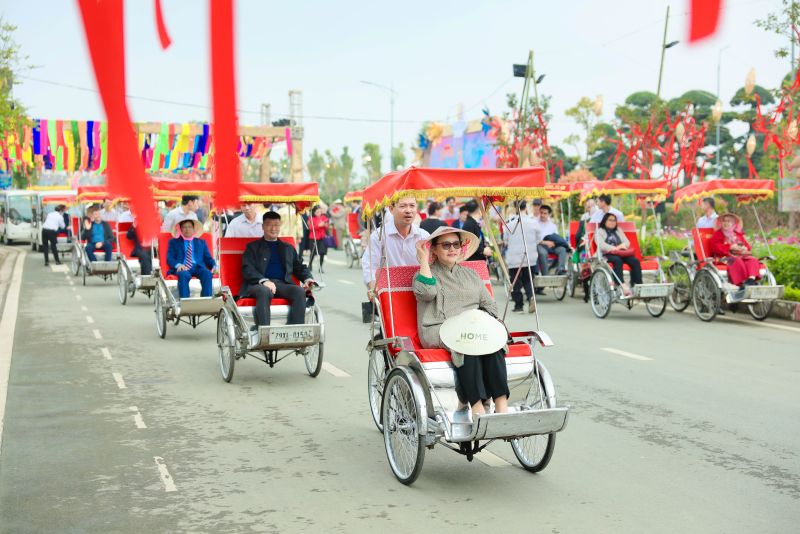Khám phá đường hoa bằng xích lô là sở thích của các đại biểu và du khách quốc tế khi đến với Home Hanoi Xuan trong nhiều năm qua.