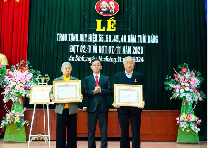 Đảng viên được trao Huy hiệu Đảng nhân dịp kỷ niệm 94 năm Ngày thành lập Đảng Cộng sản Việt Nam