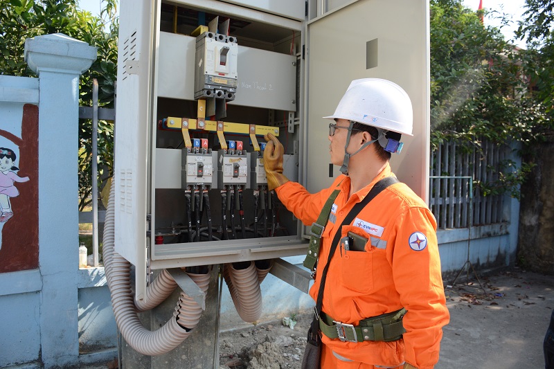 Công nhân Điện lực TP Điện Biên Phủ kiểm tra củng cố lưới điện