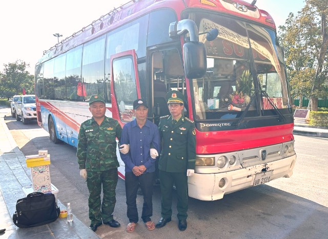 Đồn Biên phòng CKQT Lao Bảo phối hợp với Hải Quan cửa khẩu Lao Bảo thực hiện kiểm soát các đối tượng, phương tiện qua lại cửa khẩu có nguy có buôn bán, vận chuyển ma túy từ Lào về Việt Nam