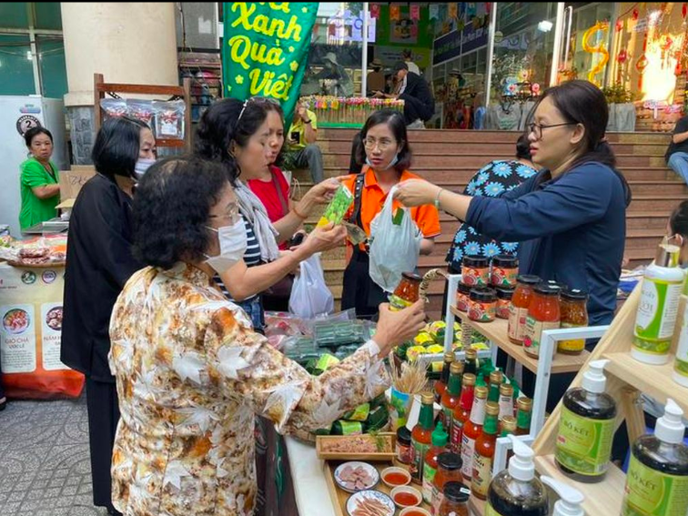 Phiên chợ 'Tết Xanh - Quà Việt'