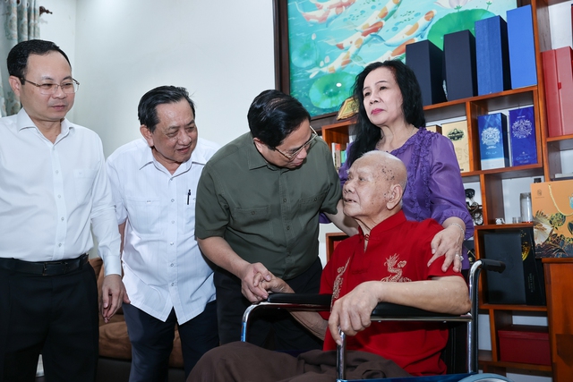 Thủ tướng đã đi thăm, chúc Tết đồng chí Lê Văn Lai