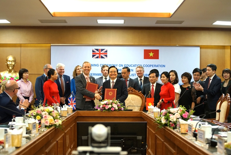 Ký kết biên bản ghi nhớ hợp tác giáo dục giữa Chính phủ Việt Nam và Chính phủ Liên hiệp Vương quốc Anh và Bắc Ai-len. Ảnh: VA