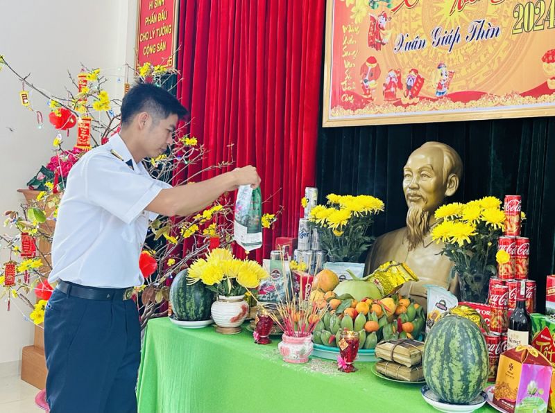 Bộ đội hải quân rộn ràng đón Tết