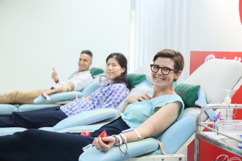 TS. Angela Pratt cảm thấy hào hứng khi lần thú 2 tham gia hiến máu tại Việt Nam (ngày 15/12/2023) - Ảnh: Viện Huyết học-Truyền máu Trung ương