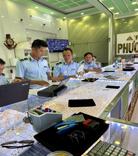 Gắn nhãn hiệu CHANEL lên sản phẩm, 7 doanh nghiệp kinh doanh vàng ở Kiên Giang bị phạt hành chính. Ảnh Cục QLTT tỉnh Kiên Giang