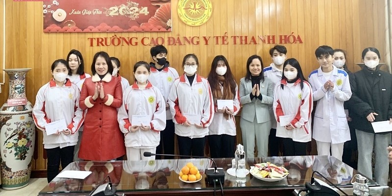 Trao hỗ trợ cho sinh viên Trường Cao đẳng Y tế Thanh Hóa.