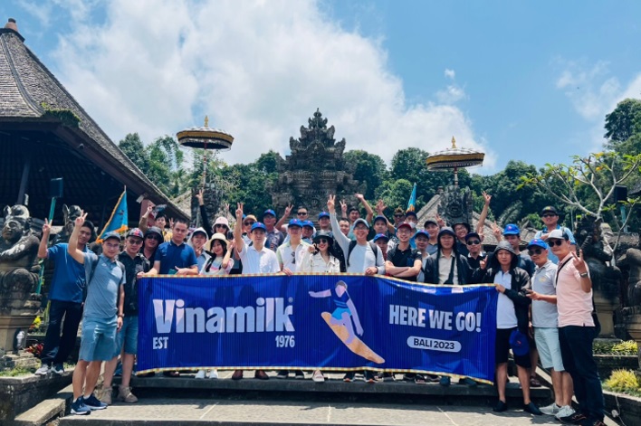 Hơn 1.000 thành viên gắn bó trên 10 năm tại Vinamilk đã tham gia chuyến team building khám phá Bali (Indonesia), Singapore, Phú Quốc trong năm 2023.