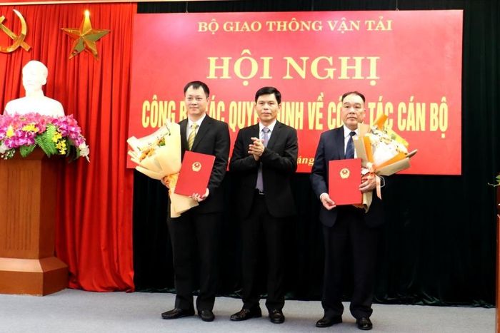 Thứ trưởng Bộ GTVT Lê Anh Tuấn trao quyết định và tặng hoa chúc mừng các cán bộ.
