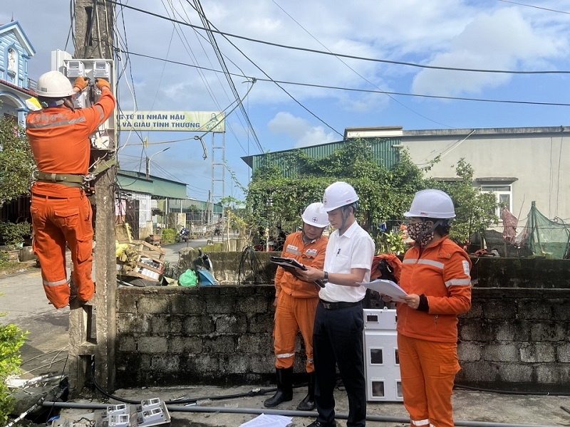 Giám đốc Điện lực Kỳ Anh - ông Đặng Đôn Sơn kiểm tra, giám sát hiện trường công tác