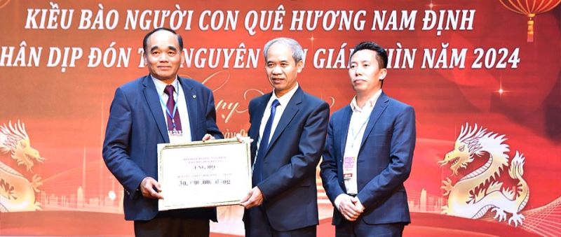 Đại diện kiều bào Nam Định đã trao số tiền ủng hộ “Quỹ vì người nghèo” tỉnh.ại biểu tại cuộc gặp mặt