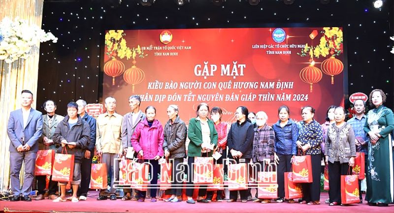 Đại diện kiều bào Nam Định đã trao tặng quà Tết cho 20 hộ nghèo, hộ có hoàn cảnh khó khăn trên địa bàn thành phố Nam Định.