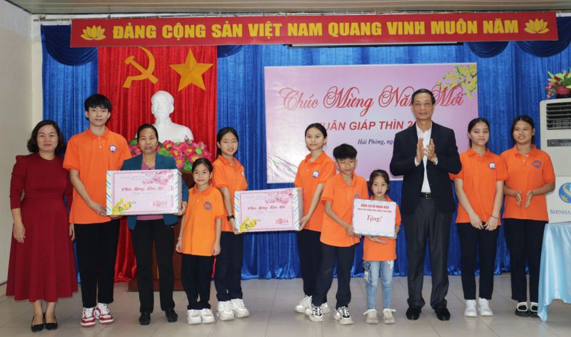 Phó Bí thư Thường trực Thành ủy Đỗ Mạnh Hiến tặng quà cho Làng nuôi dạy trẻ mồ côi Hoa Phượng.