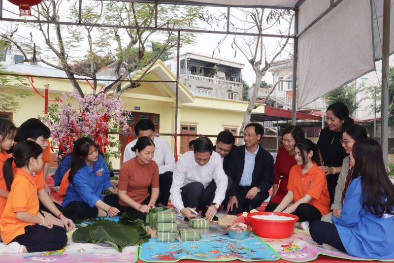 Phó Bí thư Thường trực Thành ủy tham gia hoạt động gói bánh chưng tại Làng nuôi dạy trẻ mồ côi Hoa Phượng