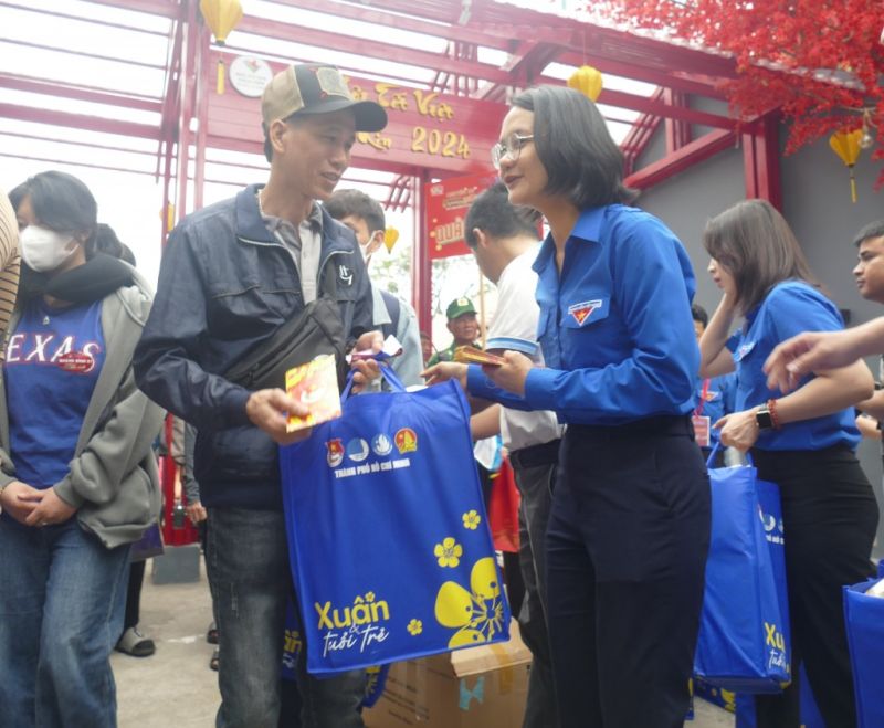 Phó Bí thư Thành đoàn TP Hồ Chí Minh Trần Thu Hà tặng quà Tết cho người lao động về quê