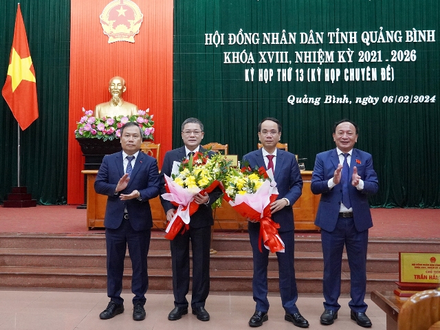 Lãnh đạo tỉnh Quảng Bình tặng hoa chúc mừng tân Phó Chủ tịch UBND tỉnh và nguyên Phó Chủ tịch UBND tỉnh.