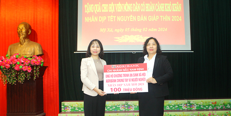 Đại diện Agribank Bắc Nam Định trao tặng tiền ủng hộ Chương trình 