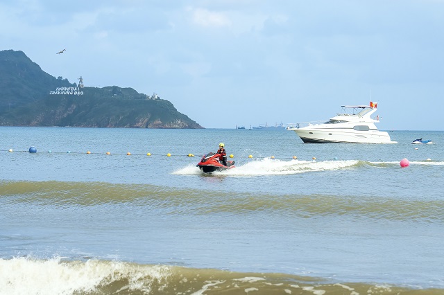 C&aacute;c VĐV đang nỗ lực tập luyện tại khu vực biển Quy Nhơn. Ảnh H.V