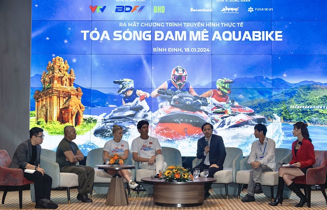 Ban tổ chức giới thiệu Chương tr&igrave;nh &ldquo;Toả S&oacute;ng Đam M&ecirc; Aquabike&rdquo;. Ảnh: H.Viết