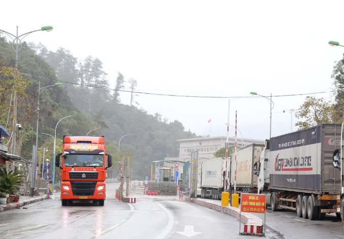 Xe chở hàng hóa xuất, nhập khẩu tại Cửa khẩu Quốc tế Hữu Nghị, tỉnh Lạng Sơn