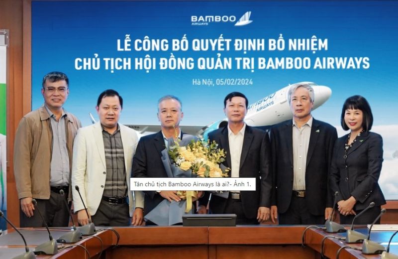 Tân Chủ tịch HĐQT Bamboo Airways Phan Đình Tuệ (thứ ba từ trái sang) nhận hoa chúc mừng từ các thành viên HĐQT và Ban Tổng giám đốc.