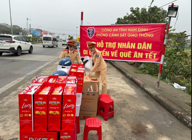 Hàng trăm suất quà do các cán bộ, chiến sĩ Phòng CSGT Công an tỉnh Nam Định tự đóng góp để tặng cho người tham gia giao thông.