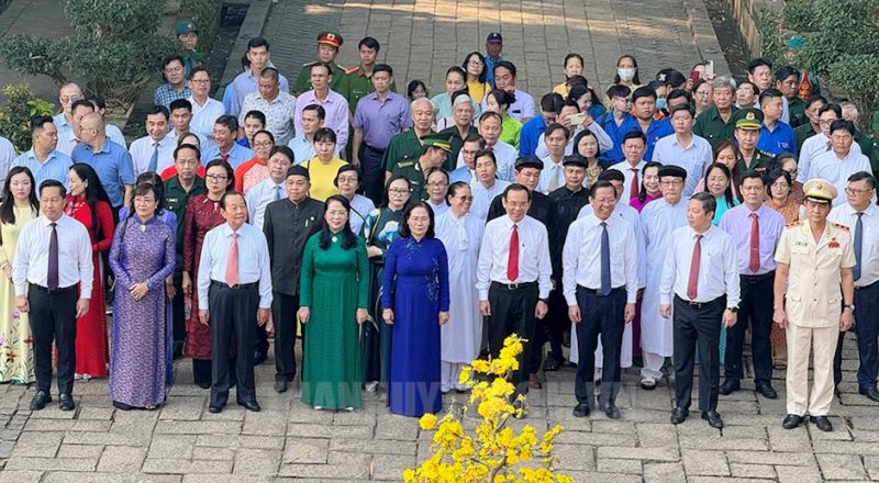 Bí thư Thành ủy TPHCM Nguyễn Văn Nên cùng các thành viên trong đoàn dâng bánh Tét lên Quốc tổ Hùng Vương.