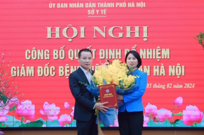 Giám đốc Sở Y tế Hà Nội Trần Thị Nhị Hà trao quyết định bổ nhiệm cho tân Giám đốc Bệnh viện Phụ sản Hà Nội