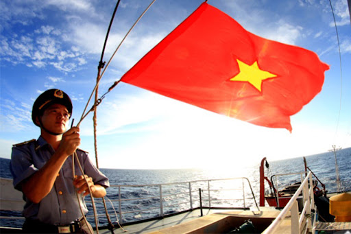 Thượng cờ trên biển Hoàng Sa (tỉnh Khánh Hòa) )_Nguồn: Tạp chí cộng sản
