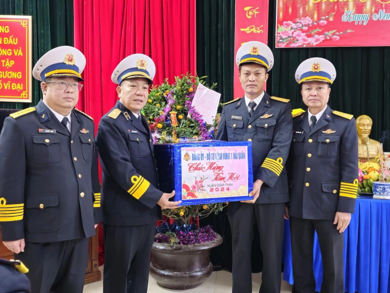Chuẩn Đô đốc Trần Xuân Văn (thứ 2 từ trái sang), Chính ủy BTL Vùng 1 Hải quân thăm, tặng quà và chúc Tết cán bộ, chiến sĩ trên đảo Bạch Long Vĩ.