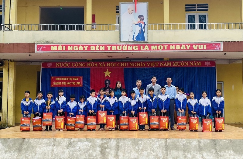 Trao quà cho các học sinh nghèo học giỏi tại xã Minh Sơn, huyện Triệu Sơn.