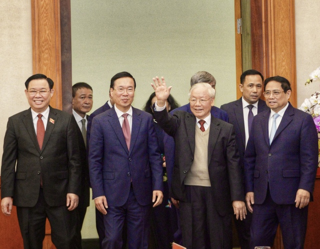 Tổng Bí thư Nguyễn Phú Trọng cùng các đồng chí lãnh đạo, nguyên lãnh đạo Đảng và Nhà nước dự chúc Tết. Ảnh VGP/Nhật Bắc