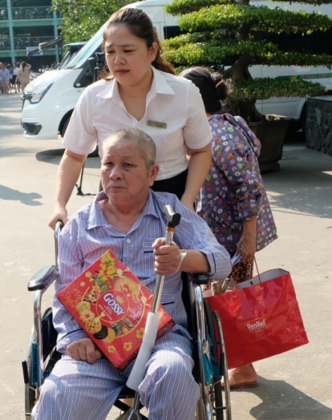 Nhân viên Bệnh viện Đà Nẵng đưa bệnh nhân ra xe.